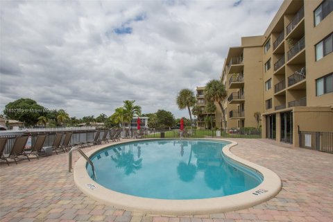 Condo in Hallandale Beach, Florida, 1 bedroom  № 1809327 - photo 23