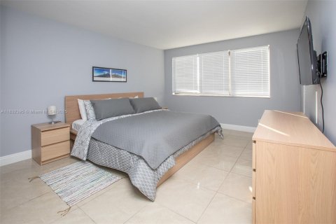 Condo in Hallandale Beach, Florida, 1 bedroom  № 1809327 - photo 12