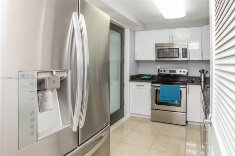 Condo in Hallandale Beach, Florida, 1 bedroom  № 1809327 - photo 9