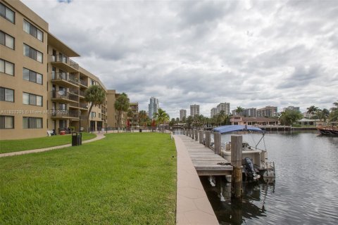 Condo in Hallandale Beach, Florida, 1 bedroom  № 1809327 - photo 28