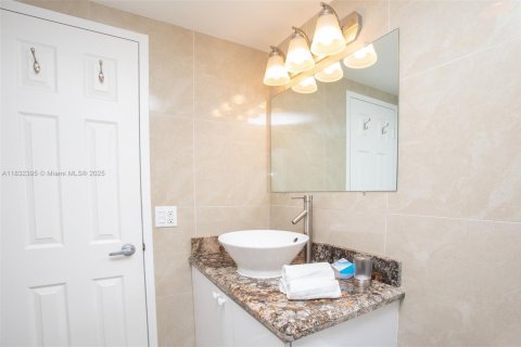 Condo in Hallandale Beach, Florida, 1 bedroom  № 1809327 - photo 18