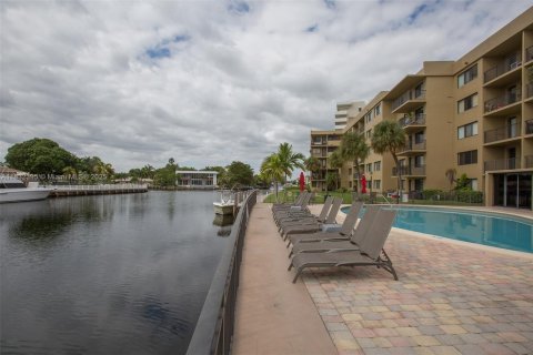 Condo in Hallandale Beach, Florida, 1 bedroom  № 1809327 - photo 25
