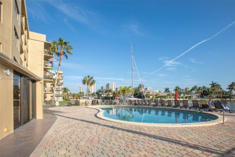 Condo in Hallandale Beach, Florida, 1 bedroom  № 1809327 - photo 22