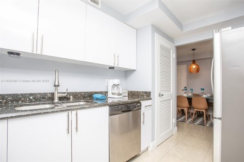Condo in Hallandale Beach, Florida, 1 bedroom  № 1809327 - photo 11