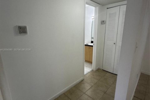 Condo in Hialeah, Florida, 1 bedroom  № 2068783 - photo 4