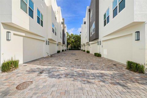 Adosado en Saint Petersburg, Florida 3 dormitorios, 220.74 m2 № 2109330