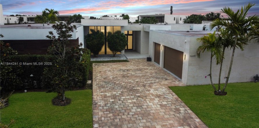 House in Weston, Florida 6 bedrooms, 453.46 sq.m. № 1839423