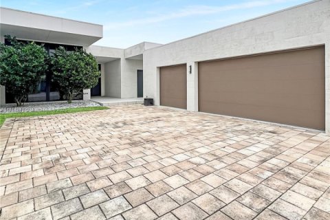 House in Weston, Florida 6 bedrooms, 453.46 sq.m. № 1839423 - photo 3