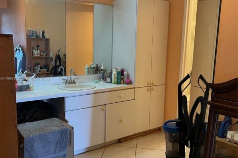 Купить кондоминиум в Серфсайд, Флорида 2 спальни, 119.38м2, № 2028065 - фото 12