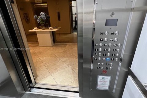 Купить кондоминиум в Серфсайд, Флорида 2 спальни, 119.38м2, № 2028065 - фото 22