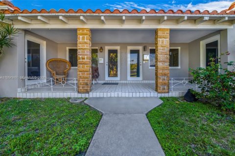 Дом в Бискейн-Парк, Флорида 2 спальни, 167.69м2 № 2006087