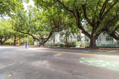 Condo in Miami Beach, Florida, 1 bedroom  № 2004766 - photo 25