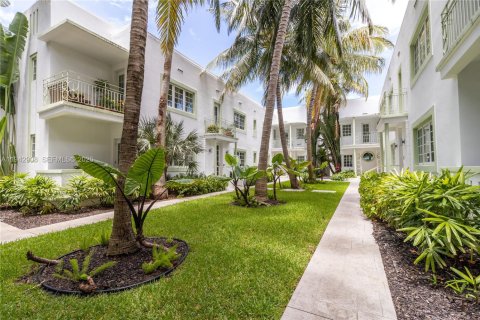 Condo in Miami Beach, Florida, 1 bedroom  № 2004766 - photo 24