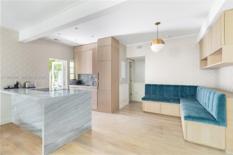 Condo in Miami Beach, Florida, 1 bedroom  № 2004766 - photo 2