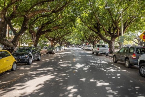 Condo in Miami Beach, Florida, 1 bedroom  № 2004766 - photo 13