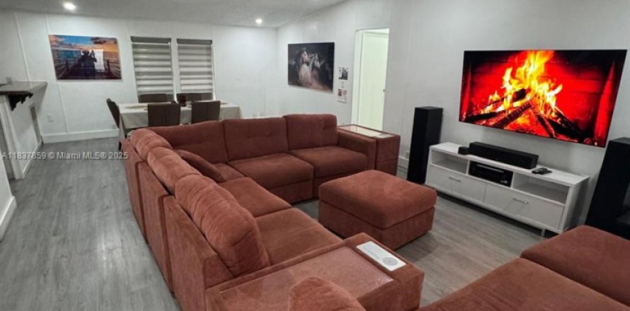 House in Miami, Florida 4 bedrooms, 132.85 sq.m. № 1896912