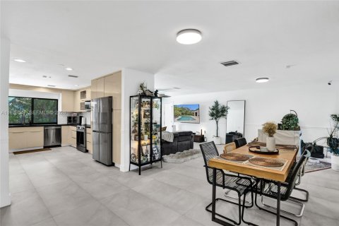 House in Coral Springs, Florida 4 bedrooms, 219.44 sq.m. № 2043978 - photo 8