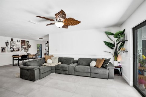 House in Coral Springs, Florida 4 bedrooms, 219.44 sq.m. № 2043978 - photo 6