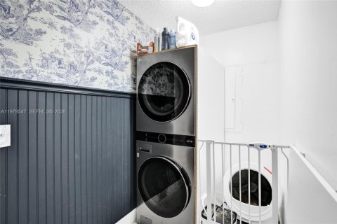 House in Coral Springs, Florida 4 bedrooms, 219.44 sq.m. № 2043978 - photo 25