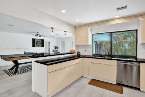 House in Coral Springs, Florida 4 bedrooms, 219.44 sq.m. № 2043978 - photo 11