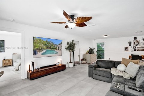 House in Coral Springs, Florida 4 bedrooms, 219.44 sq.m. № 2043978 - photo 4