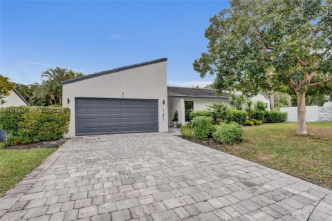 House in Coral Springs, Florida 4 bedrooms, 219.44 sq.m. № 2043978