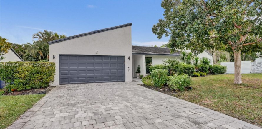 House in Coral Springs, Florida 4 bedrooms, 219.44 sq.m. № 2043978