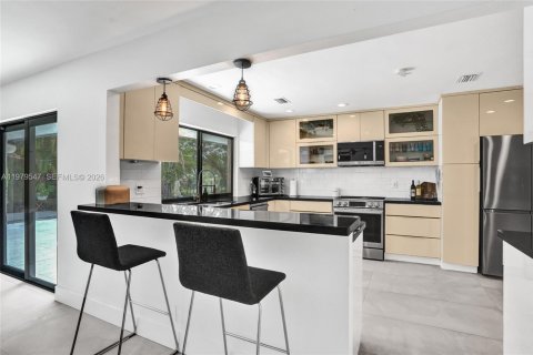 House in Coral Springs, Florida 4 bedrooms, 219.44 sq.m. № 2043978 - photo 13