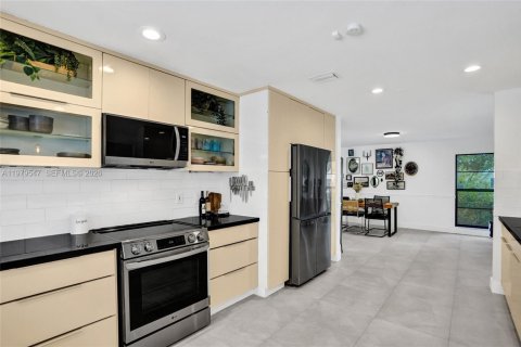 House in Coral Springs, Florida 4 bedrooms, 219.44 sq.m. № 2043978 - photo 12