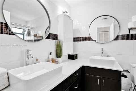 House in Coral Springs, Florida 4 bedrooms, 219.44 sq.m. № 2043978 - photo 19