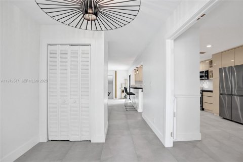 House in Coral Springs, Florida 4 bedrooms, 219.44 sq.m. № 2043978 - photo 29