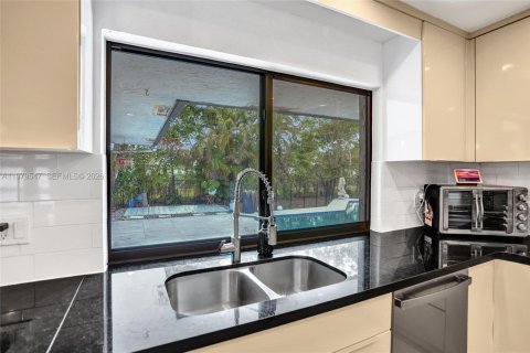 House in Coral Springs, Florida 4 bedrooms, 219.44 sq.m. № 2043978 - photo 10