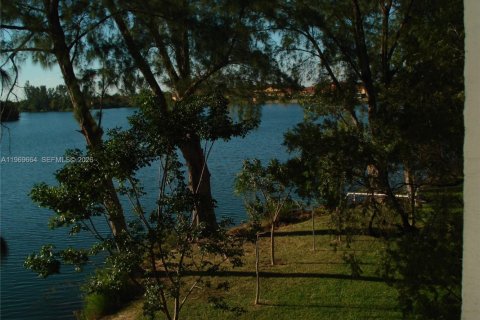 Квартира в Хайалиа Гарденс, Флорида 3 спальни № 2030384