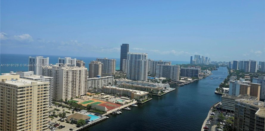 Condo in Hallandale Beach, Florida, 2 bedrooms № 1775277