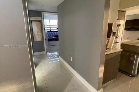 Condo in Doral, Florida, 3 bedrooms  № 1942317 - photo 11