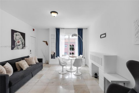 Condo in Miami Beach, Florida, 1 bedroom  № 2028462 - photo 2