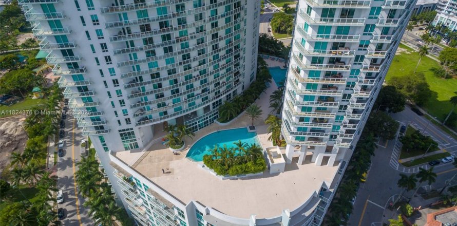 Кондоминиум с 2 спальнями в Майами, Флорида № 1979993