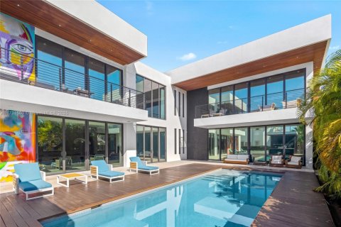House in North Miami Beach, Florida 6 bedrooms, 490.34 sq.m. № 1938402 - photo 9