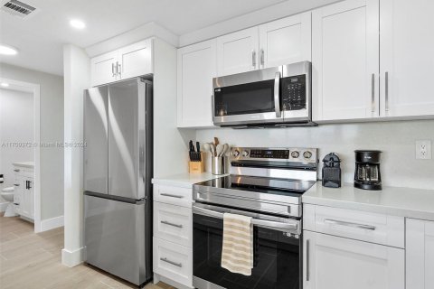 Condo in Hollywood, Florida, 1 bedroom  № 1896359 - photo 2