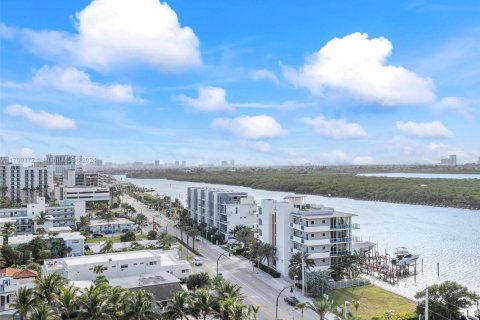 Condo in Hollywood, Florida, 1 bedroom  № 1896359 - photo 17