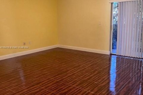 Townhouse in Tamarac, Florida 3 bedrooms, 130.43 sq.m. № 1958125 - photo 8