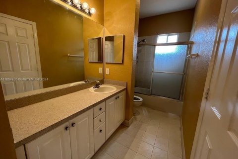 Townhouse in Tamarac, Florida 3 bedrooms, 130.43 sq.m. № 1958125 - photo 12