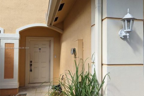 Townhouse in Tamarac, Florida 3 bedrooms, 130.43 sq.m. № 1958125 - photo 2