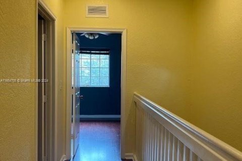 Townhouse in Tamarac, Florida 3 bedrooms, 130.43 sq.m. № 1958125 - photo 11