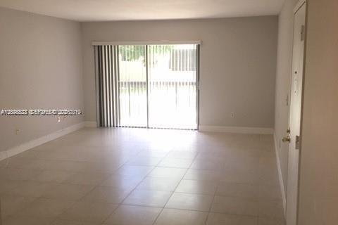 Condo in Miami, Florida, 1 bedroom № 2393229 - photo 4