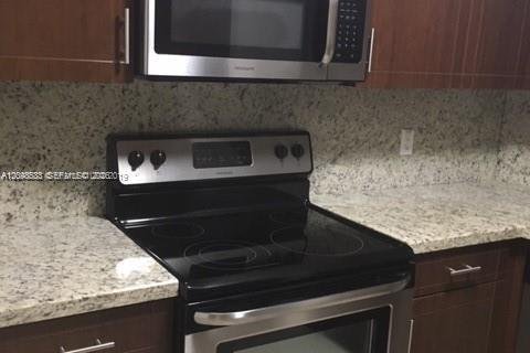 Condo in Miami, Florida, 1 bedroom № 2393229 - photo 2