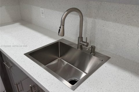 Condominio en alquiler en Pembroke Pines, Florida, 2 dormitorios, 88.54 m2 № 1992185 - foto 5