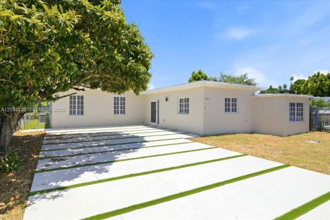 Villa ou maison à vendre à Miami, Floride: 5 chambres, 190.36 m2 № 2186386 - photo 2