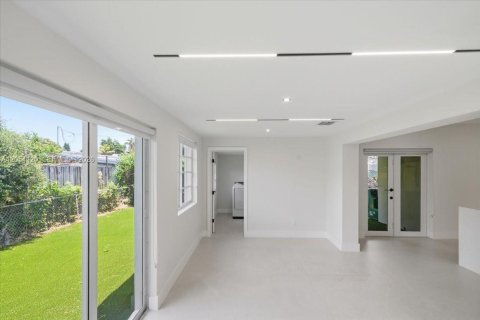 Villa ou maison à vendre à Miami, Floride: 5 chambres, 190.36 m2 № 2186386 - photo 19