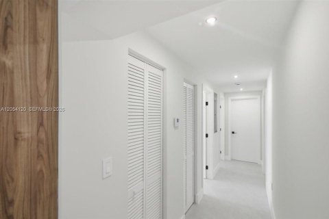 Villa ou maison à vendre à Miami, Floride: 5 chambres, 190.36 m2 № 2186386 - photo 18